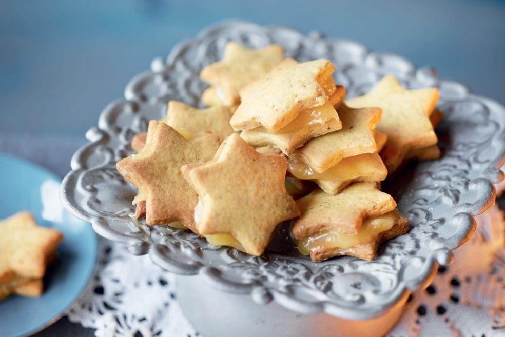 Biscuits de Noël à la pistache fourrés au lemon-curd