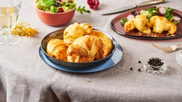 Croissants fourrés aux œufs et au chèvre