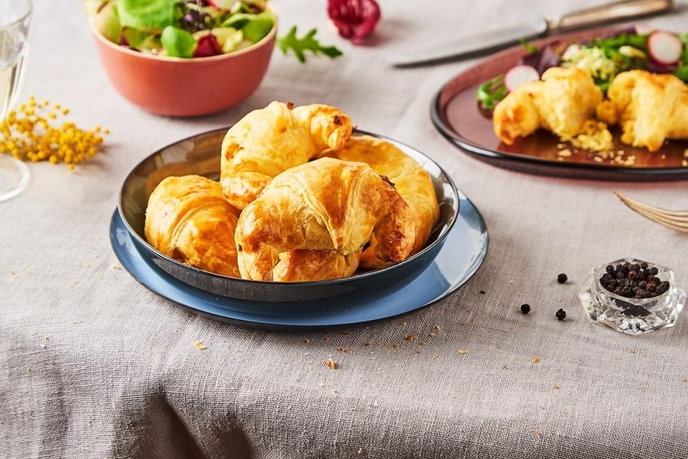 Croissants fourrés aux œufs et au chèvre
