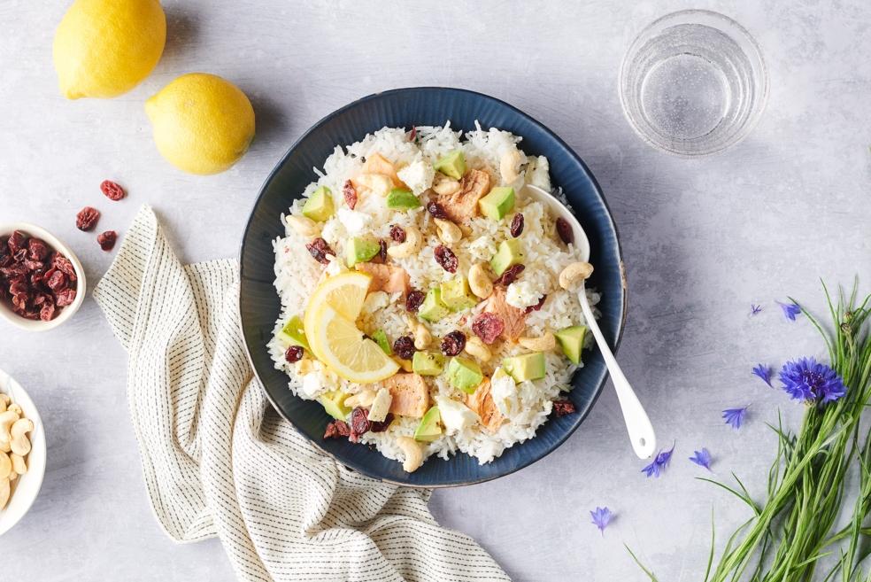 Poke bowl au saumon mariné, avocat et feta
