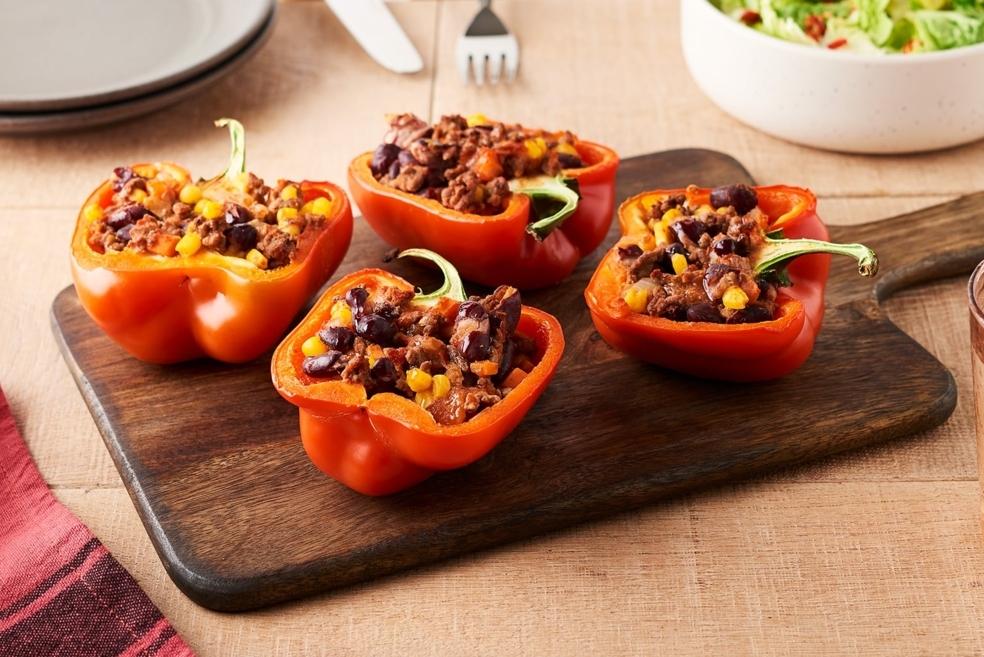 Poivron farci au bœuf, haricots rouges, tomates et maïs