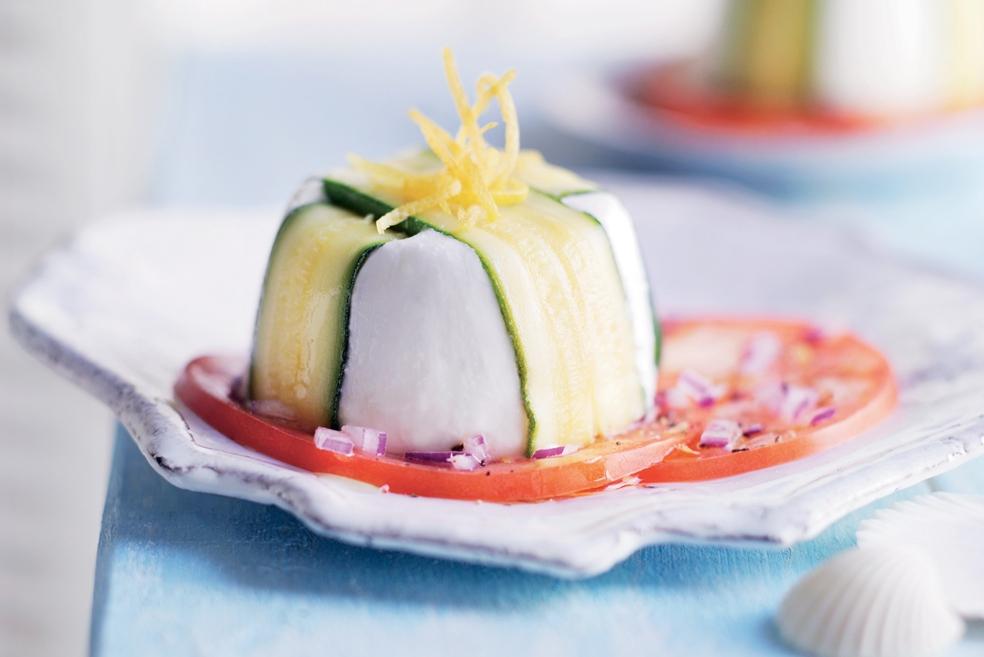 Fromage de chèvre sur un lit de tomates