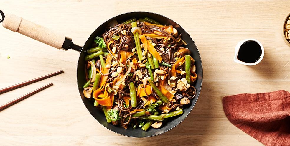 Nouilles soba aux légumes et à la cacahuète