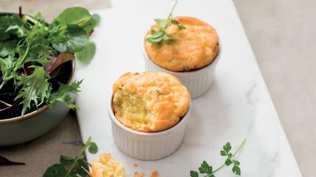 Soufflés de pommes de terre avec salade d'épinards au Monsieur Cuisine