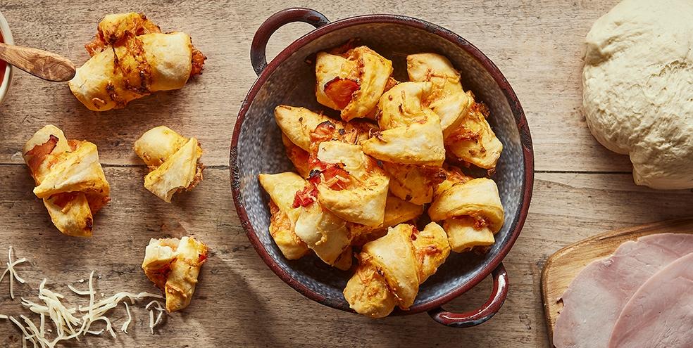 Mini croissants pizza