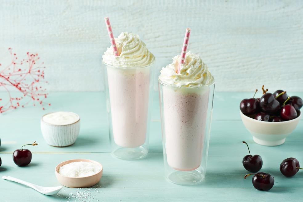 Milkshake au glacé yaourt, cerise et chantilly à la coco