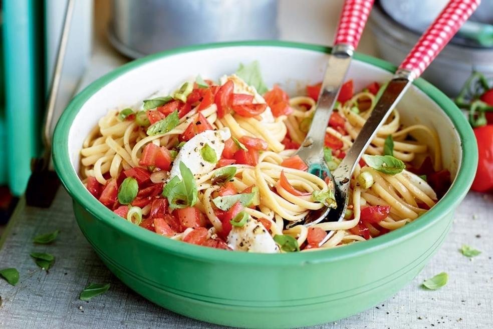 Pâtes au salsa de tomates et fromage de chèvre frais