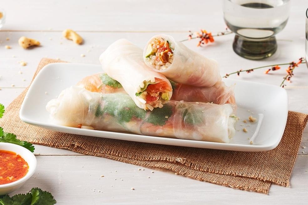 Rouleaux de printemps au saumon, avocat et pamplemousse