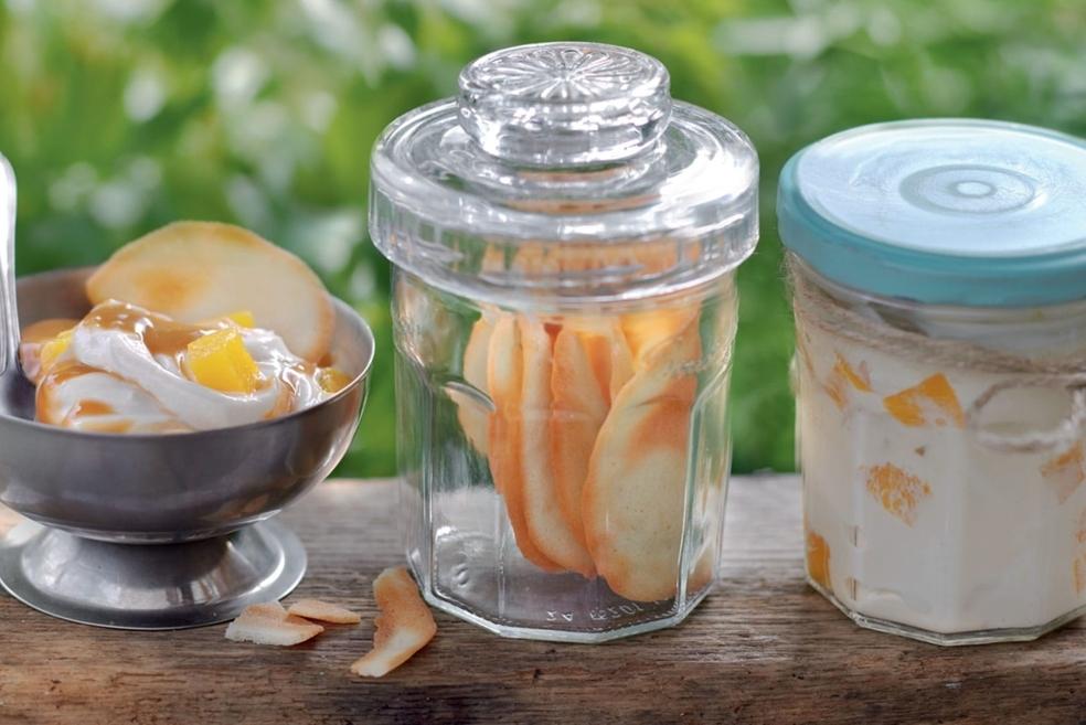 Pêches au fromage blanc, sauce au caramel et tuiles croustillantes