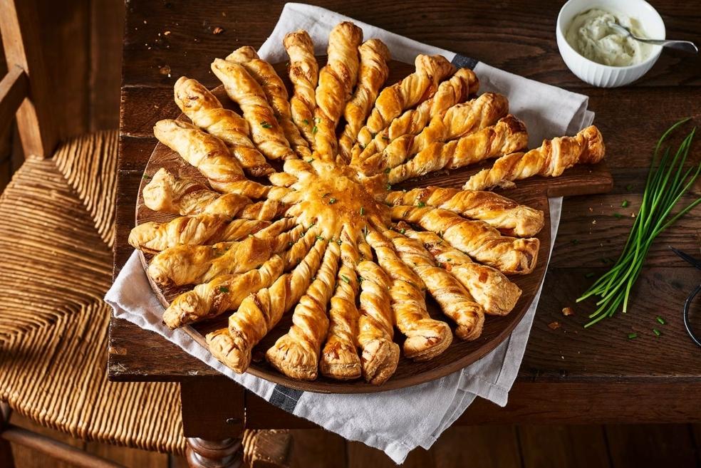 Feuilleté soleil au saumon fumé et fromage à l’ail & fines herbes