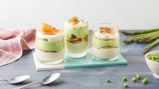 Tiramisu de petits pois, asperges et saumon en verrine
