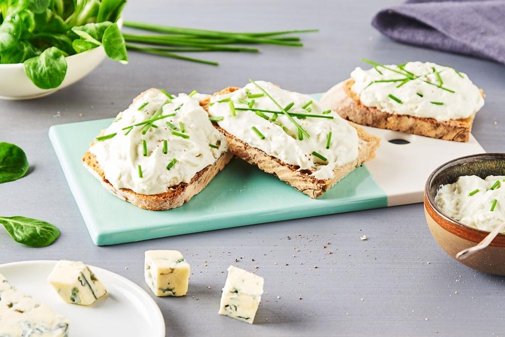 Tartines à la mousse de Fourme d'Ambert et ciboulette