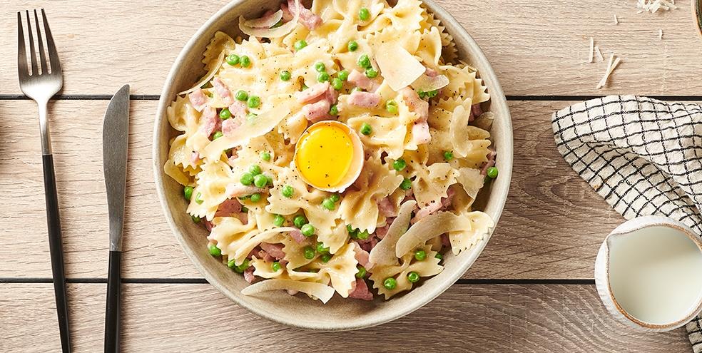 Pâtes carbonara aux petits pois, lardons et œuf coulant