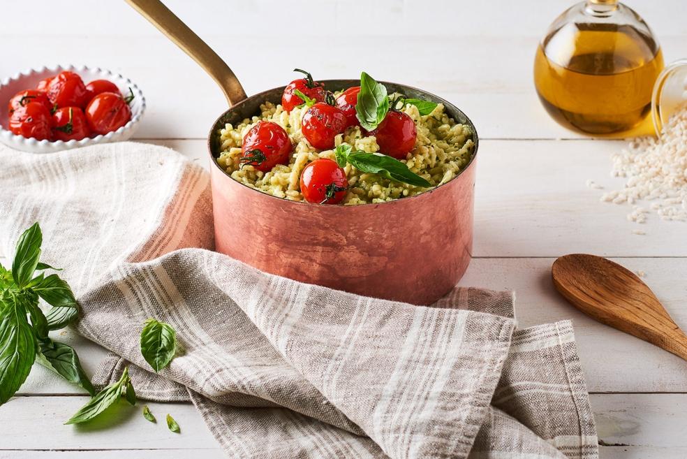 Risotto au pesto de basilic, parmesan et tomates cerises rôties