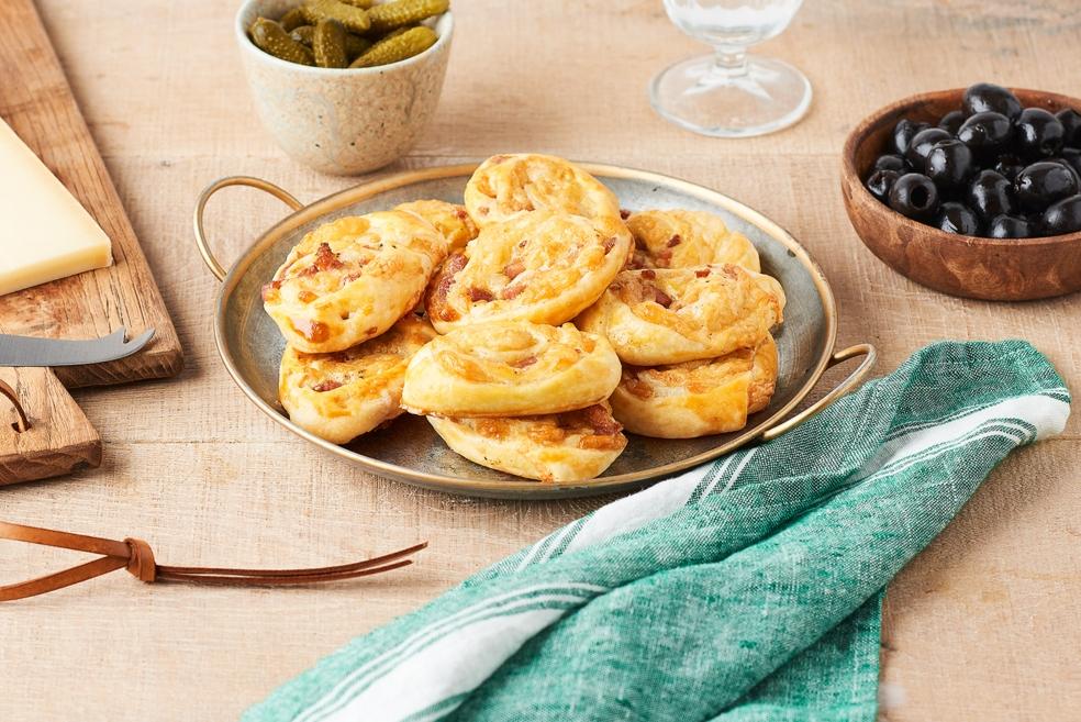 Feuilletés au Beaufort, lardons et noisettes