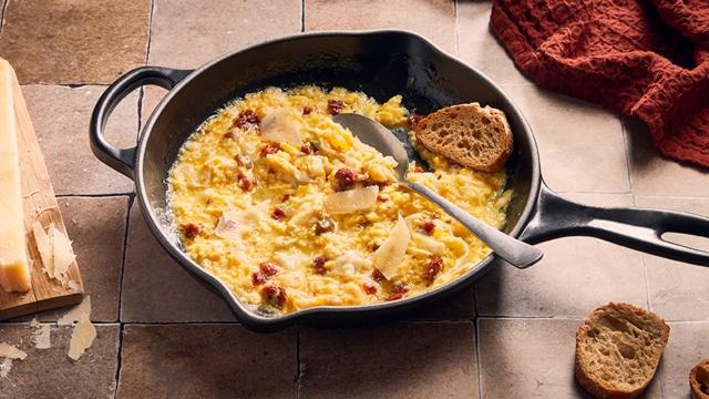 Oeufs brouillés au parmesan et aux tomates séchées