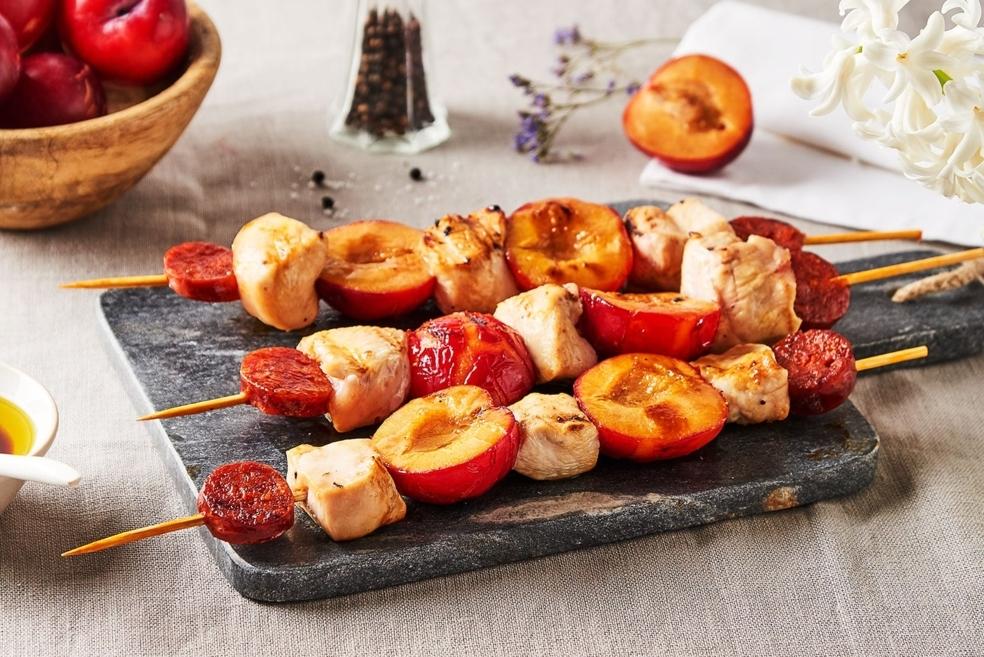 Brochettes de poulet et prunes