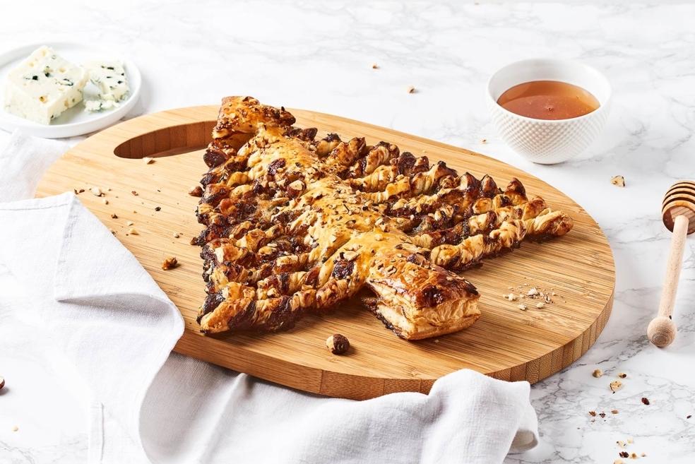Sapin feuilleté au Roquefort, miel et éclats de noisettes