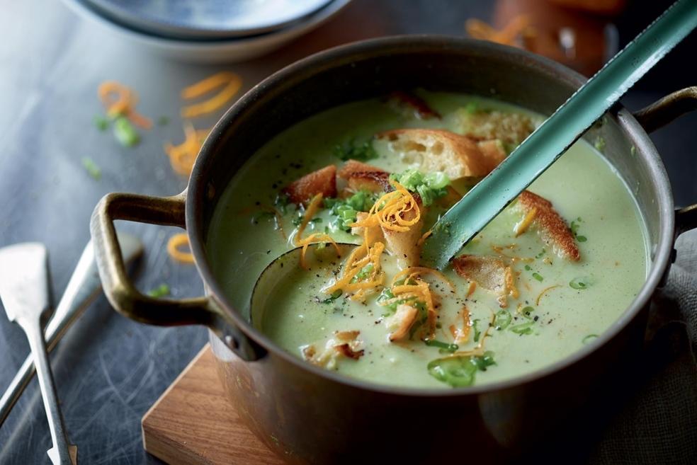 Soupe de pois à l’orange et croûtons à l’oignon