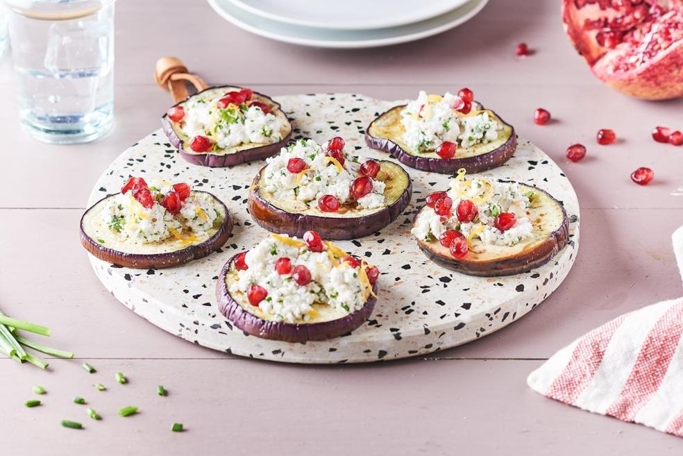 Fromage frais, grenade et coriandre sur toasts d'aubergine grillée