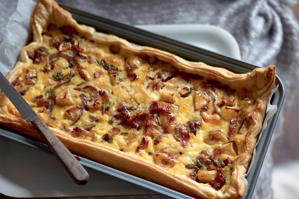 Tarte à l’oignon, aux pommes et au lard