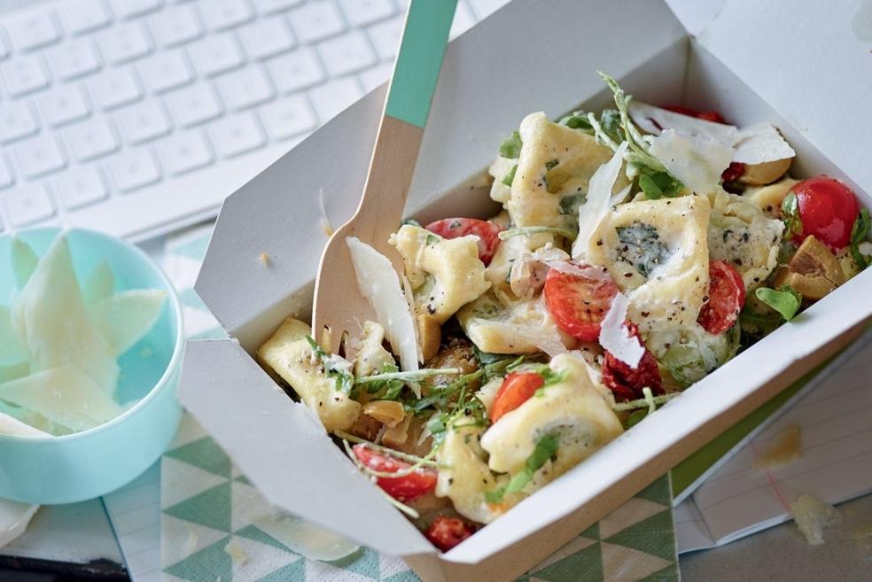 Salade de tortellini, olives et parmesan