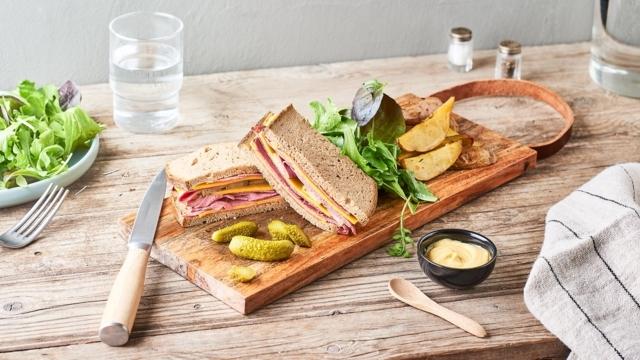 Pastrami sandwich cornichons, moutarde et cheddar