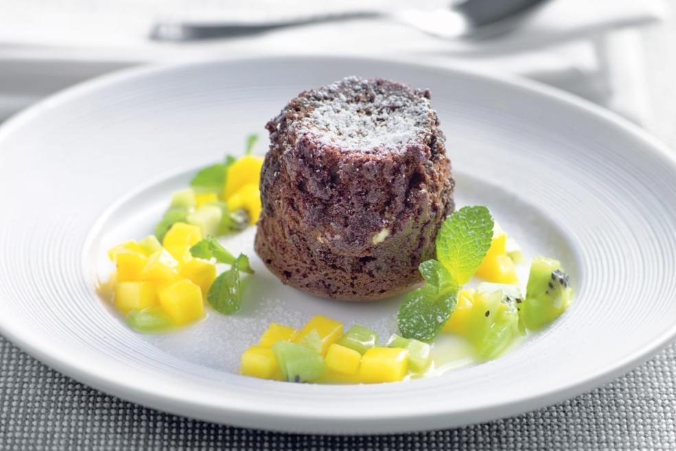 Mini soufflé au chocolat et fruits exotiques