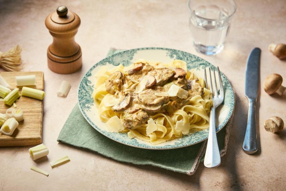 Tagliatelles crémeuses aux champignons et aux poireaux