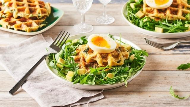 Gaufres aux épinards, fromage, œuf et avocat