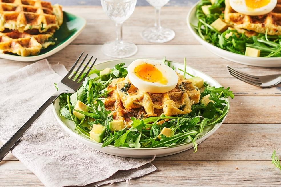 Gaufres aux épinards, fromage, œuf et avocat