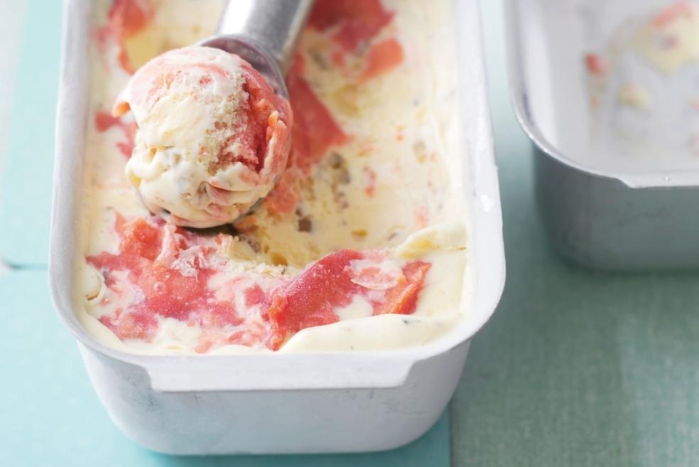 Glace maison aux prunes, noix et miel