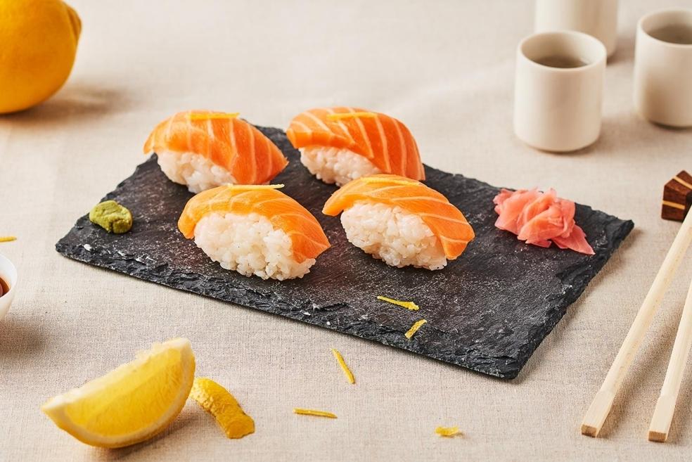 Sushis de saumon marinés au citron et gingembre