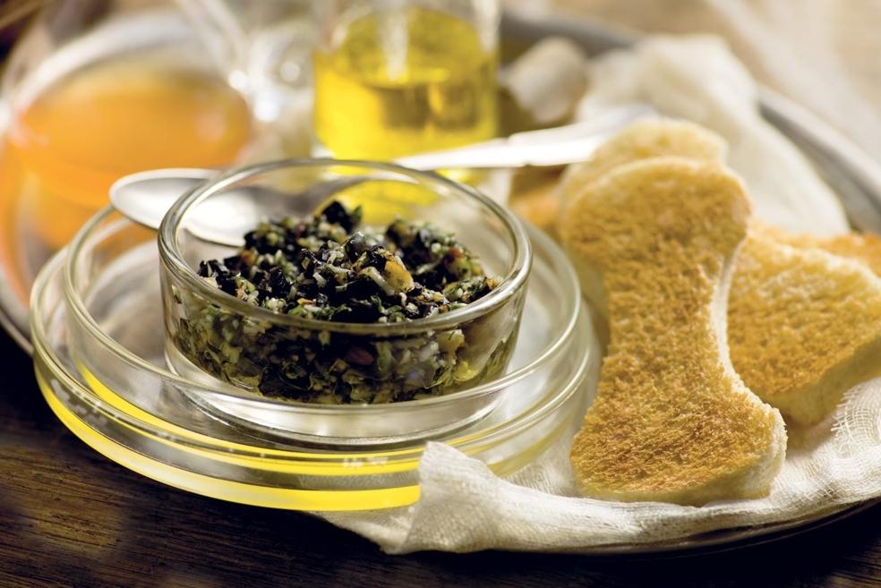 Os toastés et dip noir aux olives