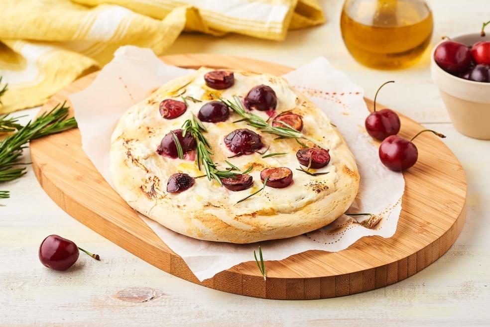 Focaccia au fromage de chèvre et cerises