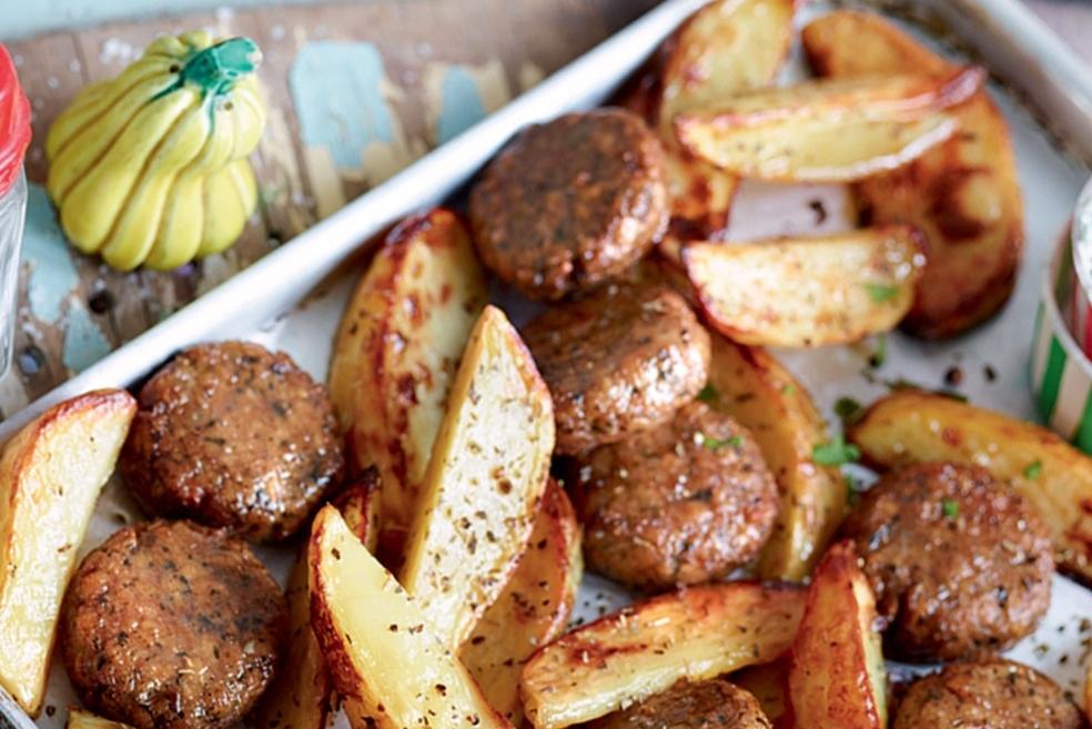 Potatoes, boulettes de viande, sauce à la grecque
