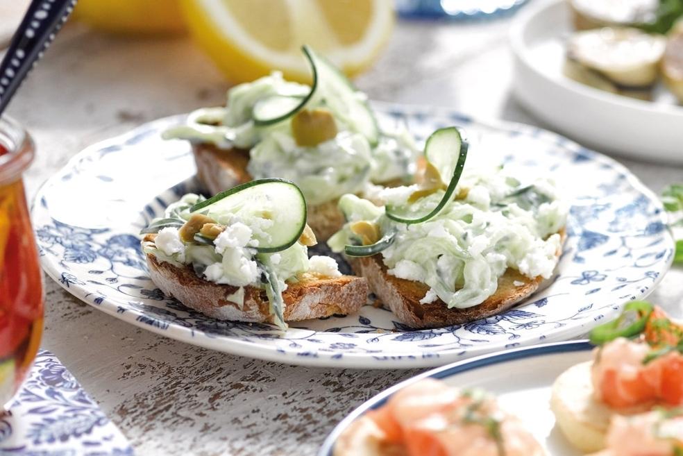 Tartine de tzatziki, feta, concombre et olive