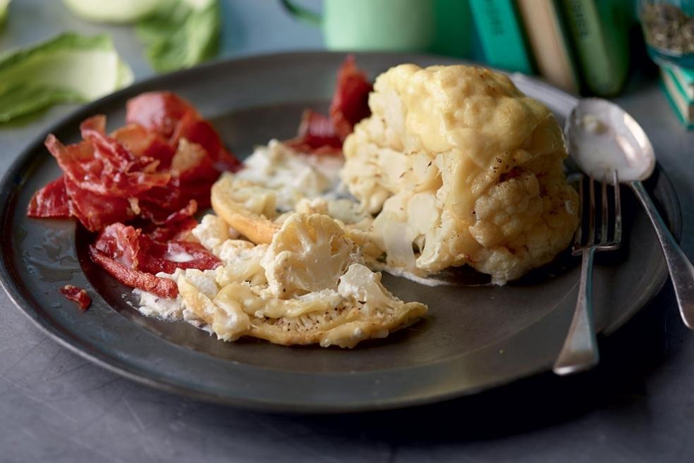 Chou-fleur au four et chips de jambon