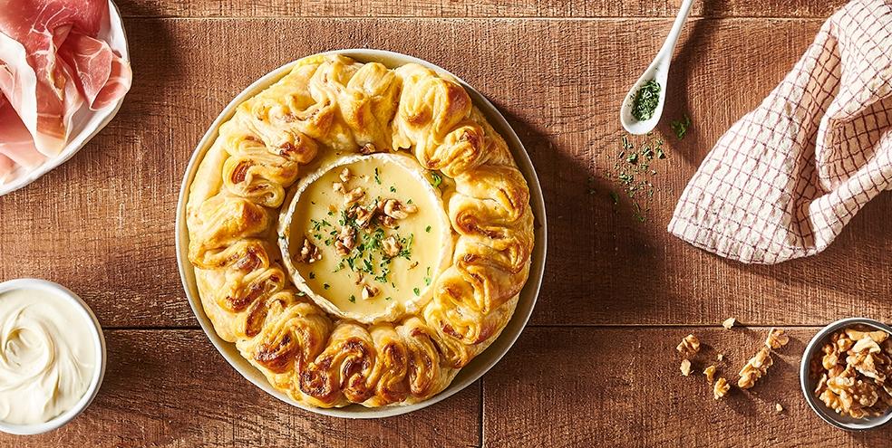 Camembert rôti et sa couronne feuilletée au jambon