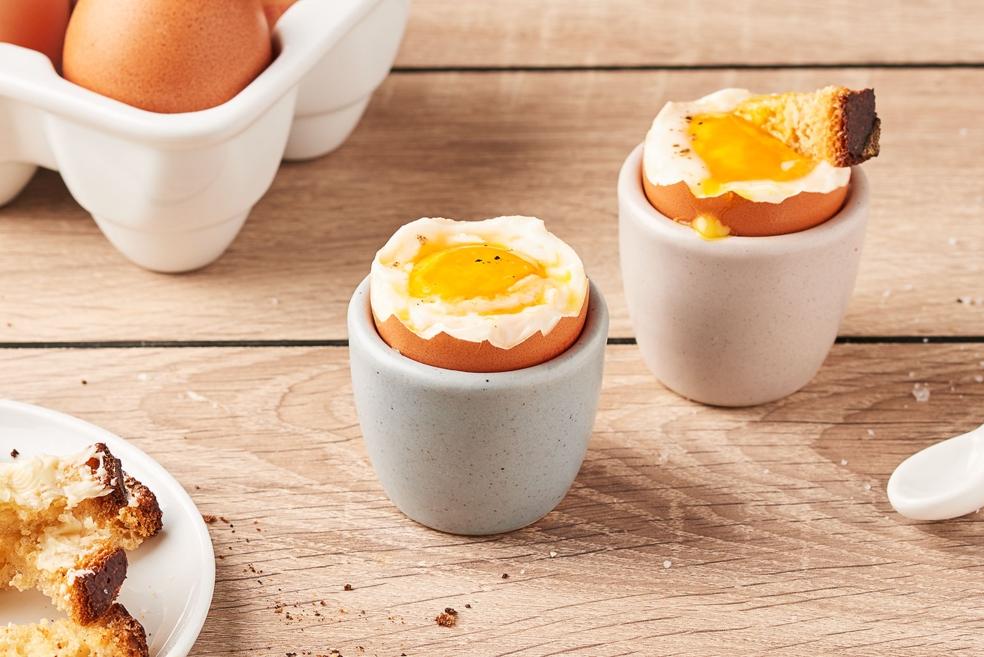 Œufs à la coque et mouillettes au beurre salé