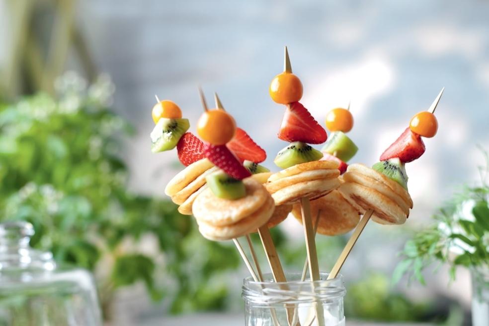 Brochettes de pancakes et fruits frais