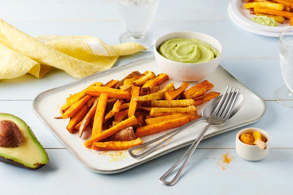 Frites de légumes d’hiver au four et mayonnaise d’avocat