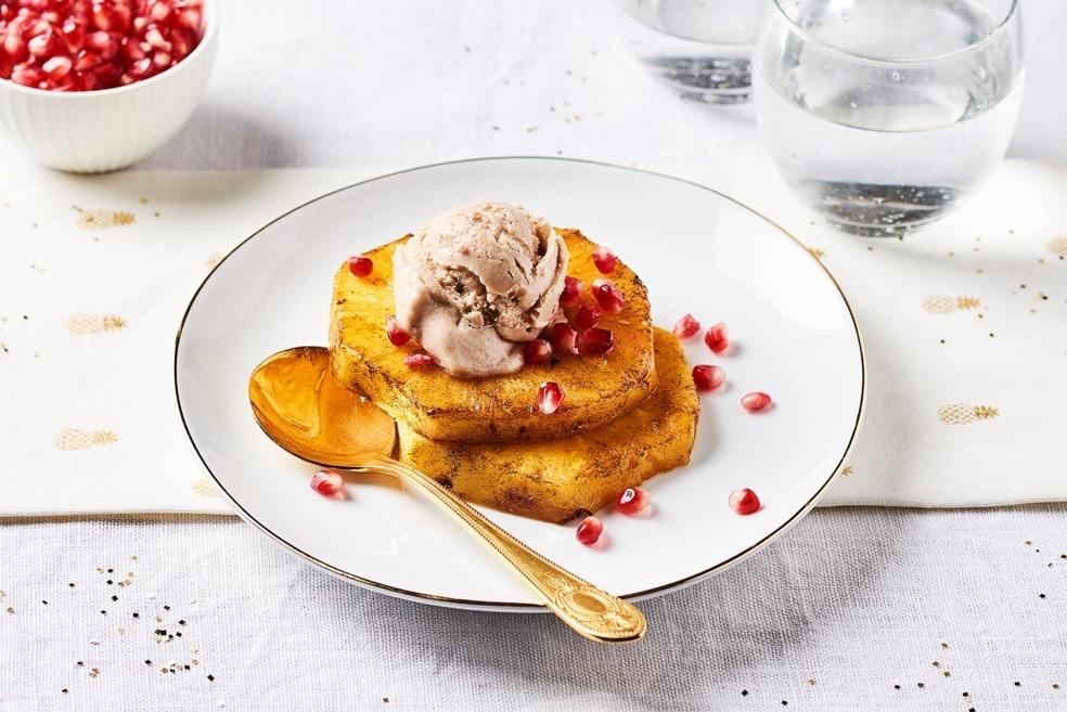 Ananas rôti, glace aux marrons, parsemé de grenade