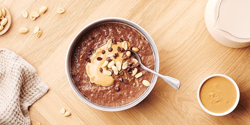 Porridge au chocolat et beurre de cacahuètes