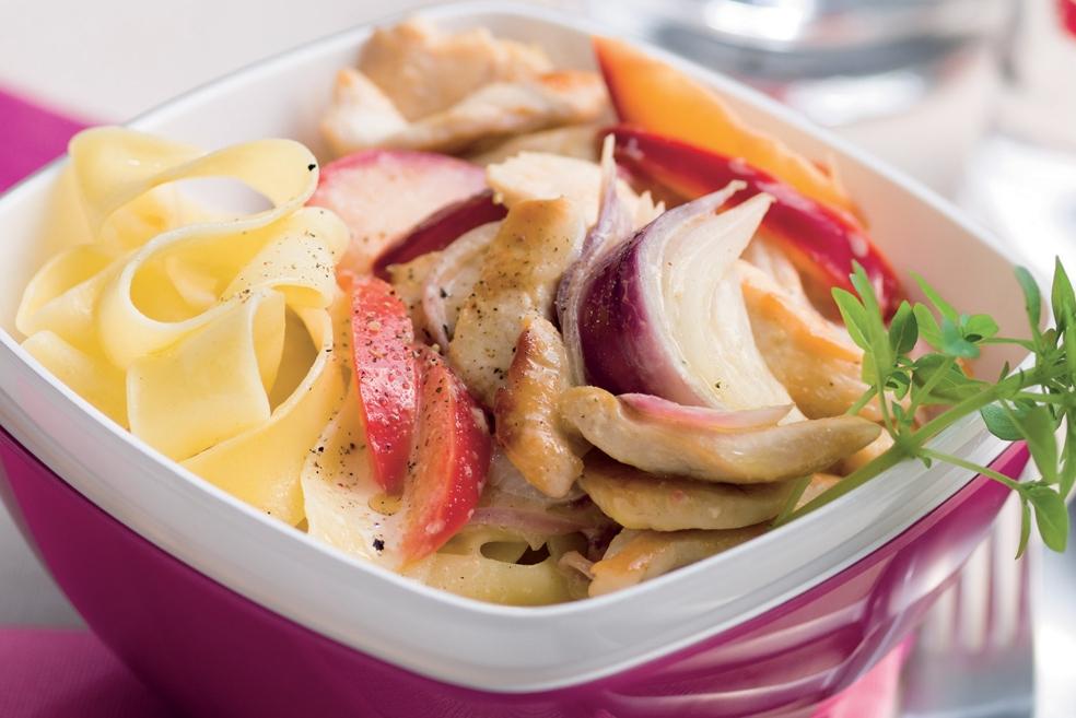 Poulet aux prunes et aux oignons rouges