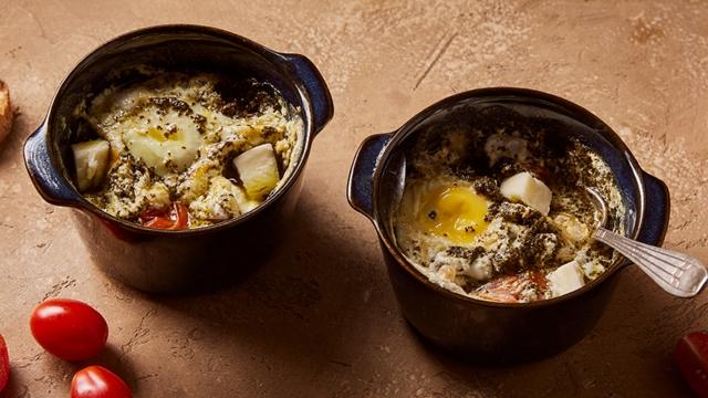Œufs cocotte pesto, tomates et mozzarella