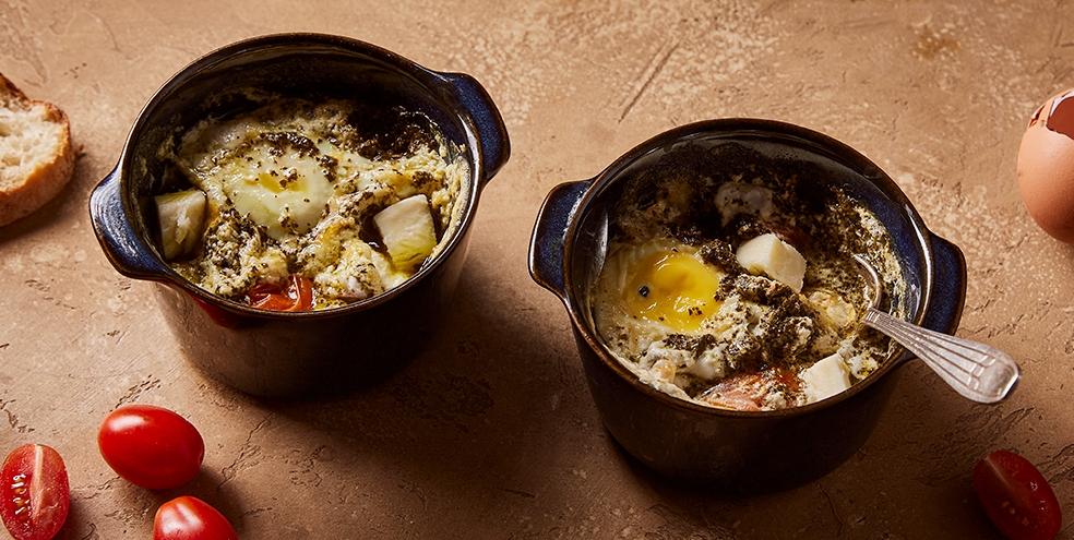 Œufs cocotte pesto, tomates et mozzarella