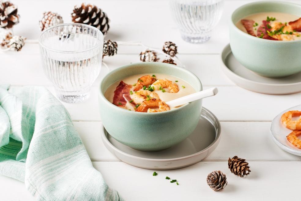 Soupe de haricots blancs, bacon grillé et gambas
