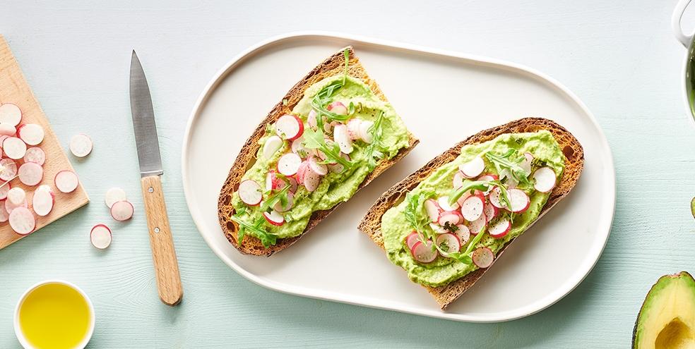 Tartines à l'avocat et aux radis roses