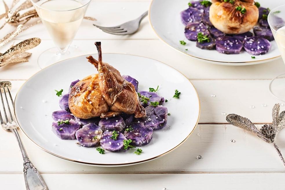 Cailles farcies au navet et Calvados sur carpaccio de vitelottes